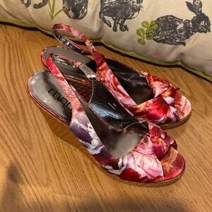 Moda Red Floral Knot Slingback Wedge Sandals